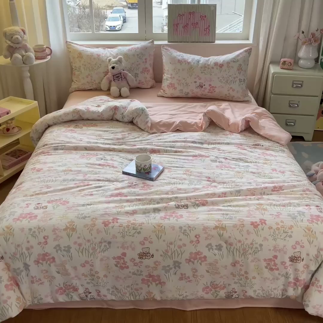 91家纺网 家纺一手货源 找家纺 盛秋家纺 2026新款皱皱纱印花夏被-萝拉 花丛小熊+奶油粉