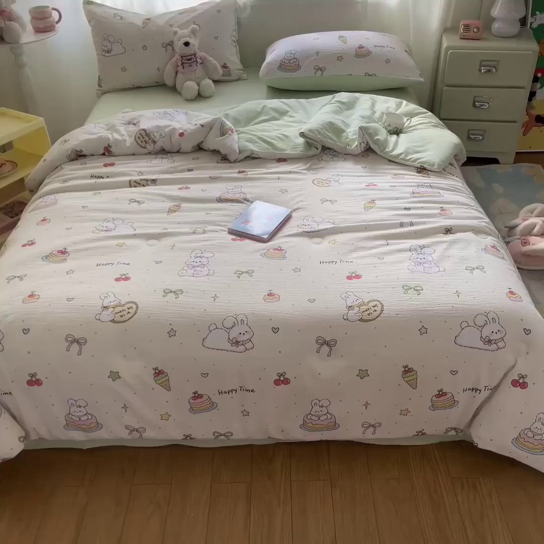 91家纺网 家纺一手货源 找家纺 盛秋家纺 2026新款皱皱纱印花夏被-萝拉 生日派对+清新绿