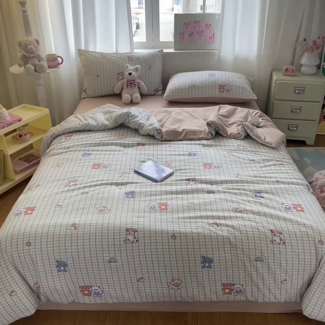 91家纺网 家纺一手货源 找家纺 盛秋家纺 2026新款皱皱纱印花夏被-萝拉 小伙伴+米驼