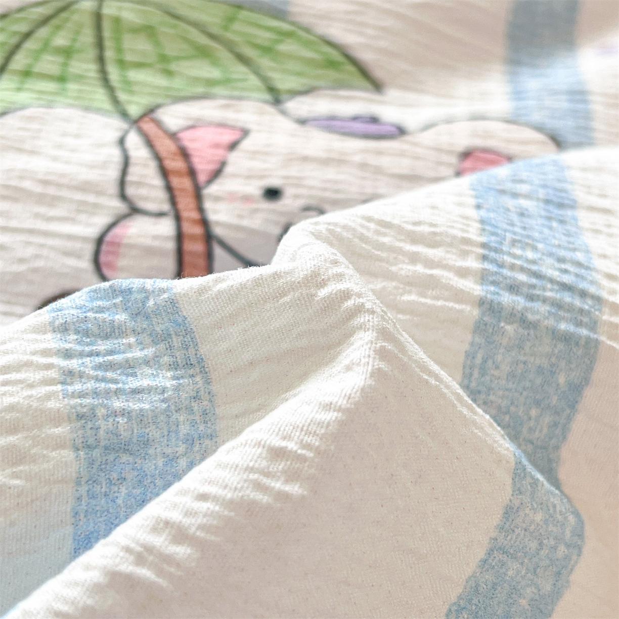 91家纺网 家纺一手货源 找家纺 盛秋家纺 2026新款皱皱纱印花夏被-萝拉 森林小象+奶油粉