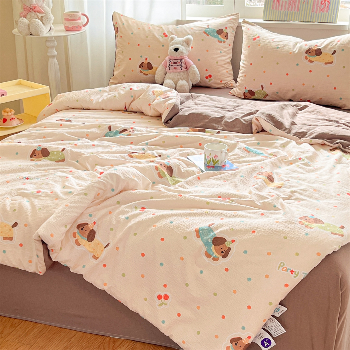 91家纺网 家纺一手货源 找家纺 盛秋家纺 2026新款皱皱纱印花夏被-萝拉 派对狗+深咖