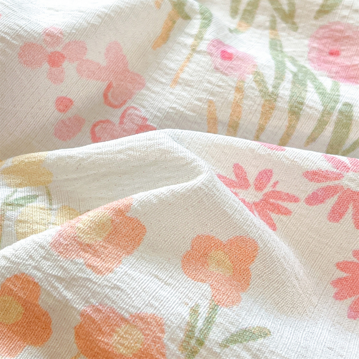 91家纺网 家纺一手货源 找家纺 盛秋家纺 2026新款皱皱纱印花夏被-萝拉 花丛小熊+奶油粉