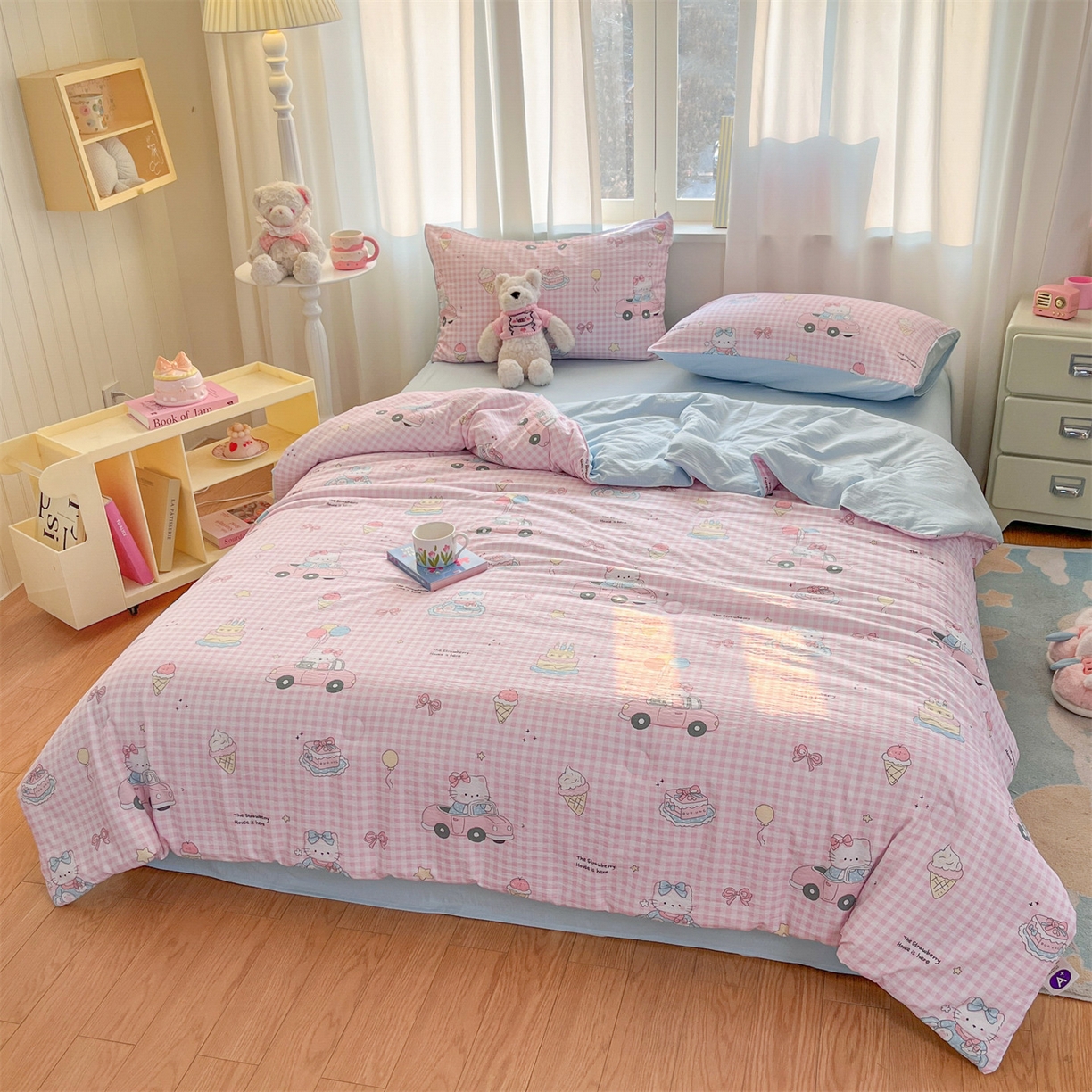 91家纺网 家纺一手货源 找家纺 盛秋家纺 2026新款皱皱纱印花夏被-萝拉 格子铺粉+天空蓝