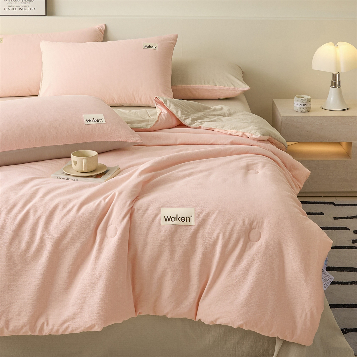 91家纺网 家纺一手货源 找家纺 盛秋家纺 2026新款皱皱纱贴标夏被-杰克 奶油粉+梧桐杏