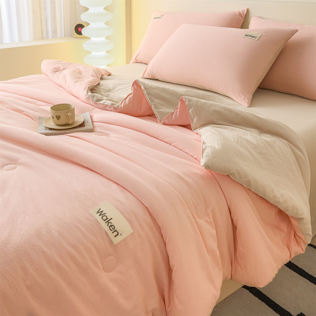 91家纺网 家纺一手货源 找家纺 盛秋家纺 2026新款皱皱纱贴标夏被-杰克 奶油粉+梧桐杏