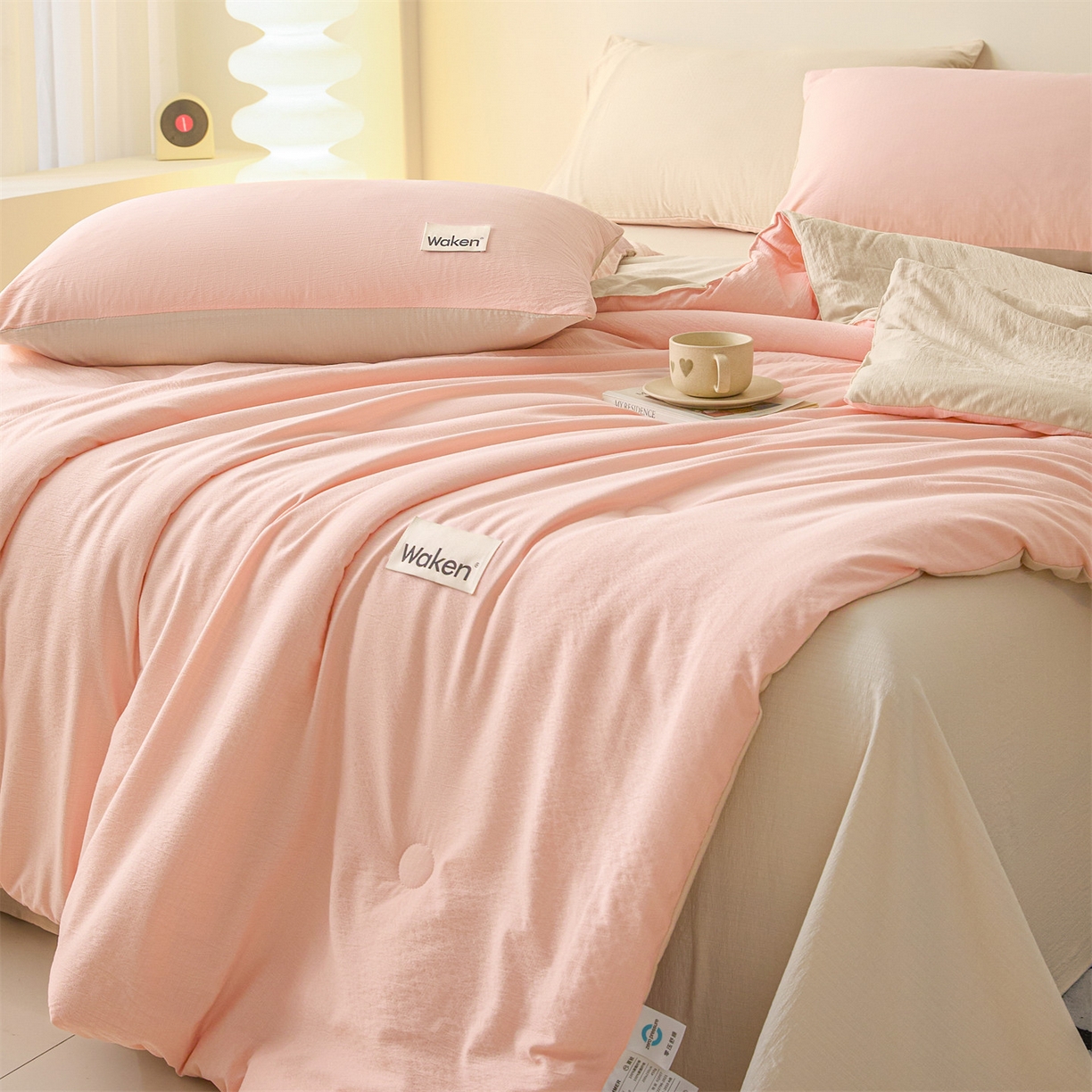 91家纺网 家纺一手货源 找家纺 盛秋家纺 2026新款皱皱纱贴标夏被-杰克 奶油粉+梧桐杏