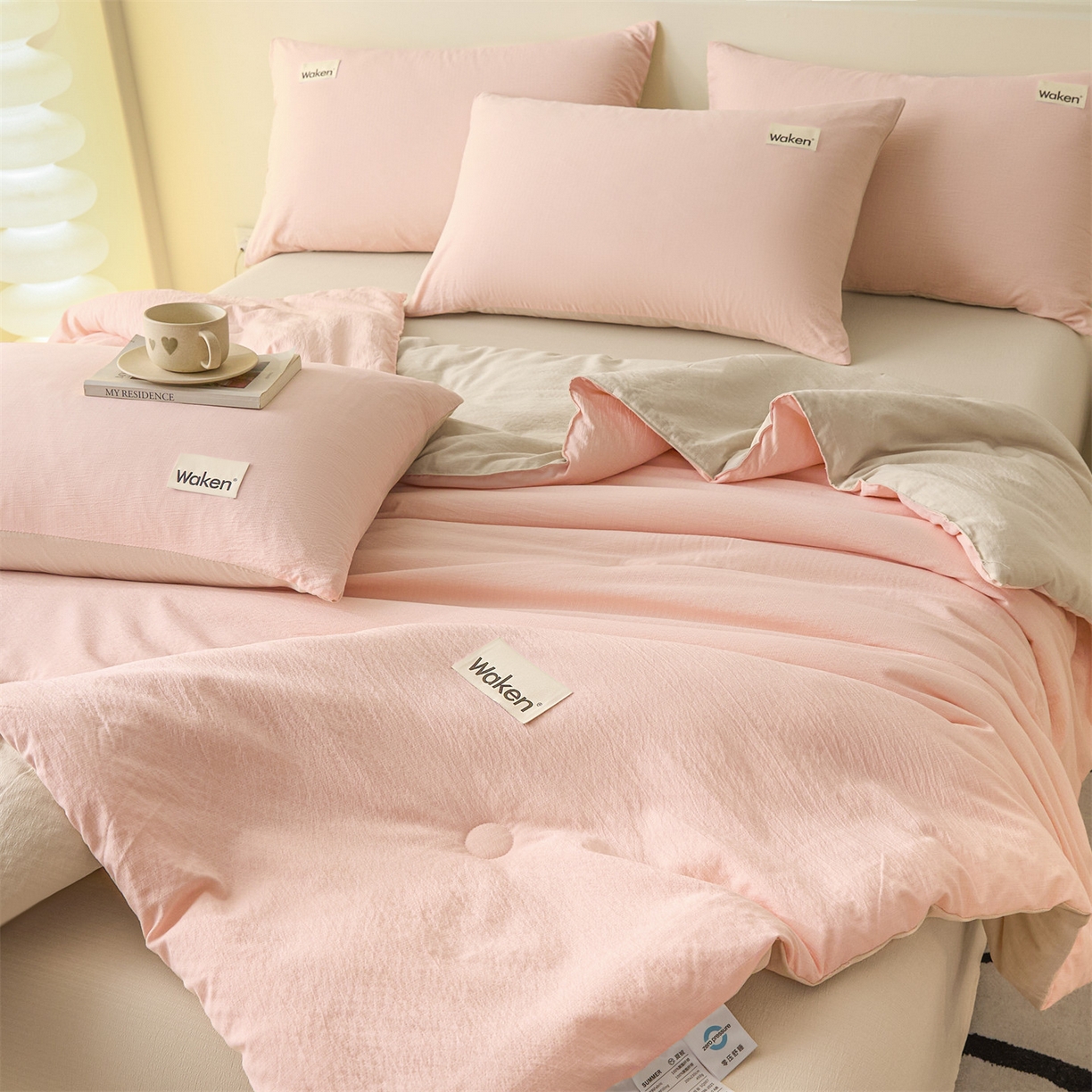 91家纺网 家纺一手货源 找家纺 盛秋家纺 2026新款皱皱纱贴标夏被-杰克 奶油粉+梧桐杏