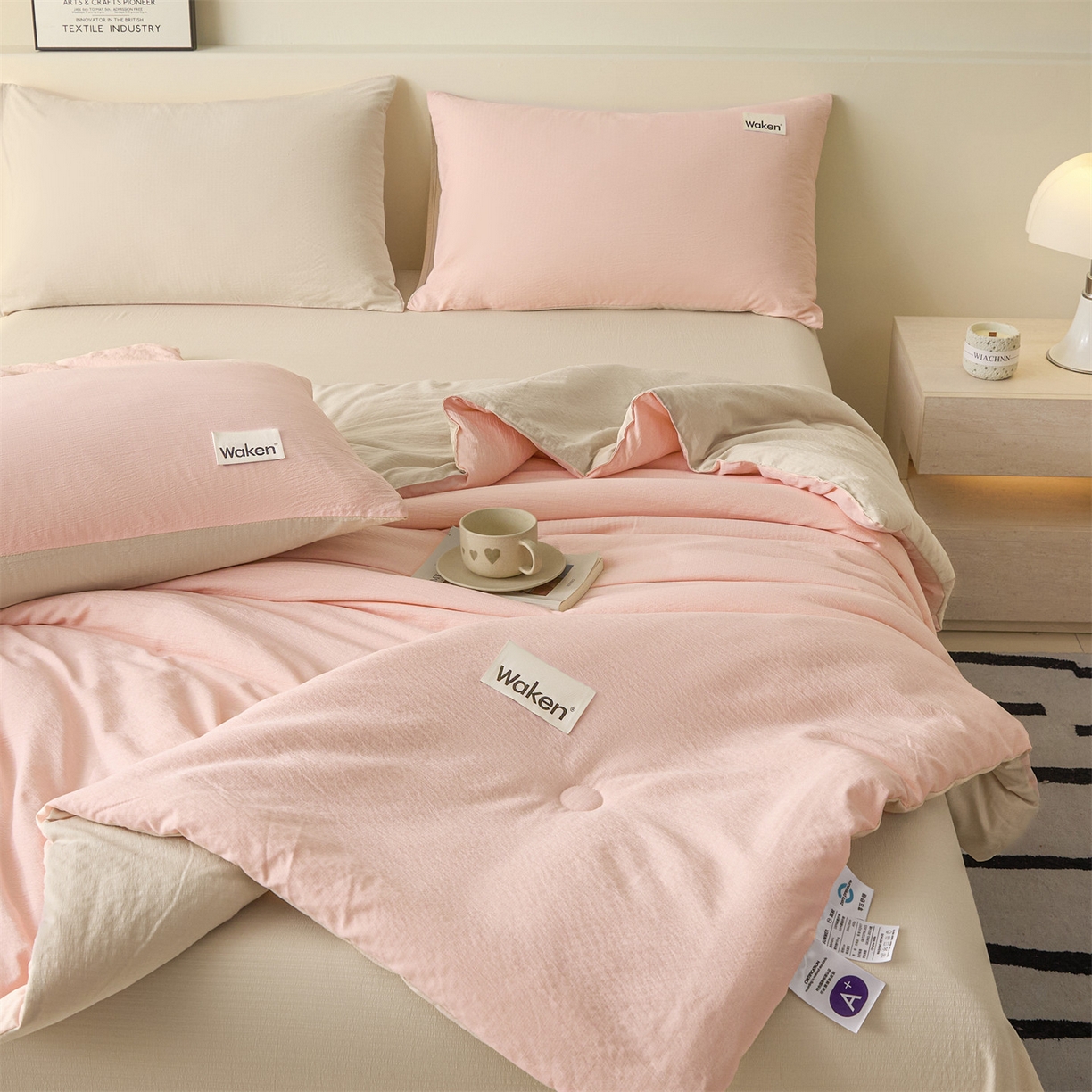 91家纺网 家纺一手货源 找家纺 盛秋家纺 2026新款皱皱纱贴标夏被-杰克 奶油粉+梧桐杏