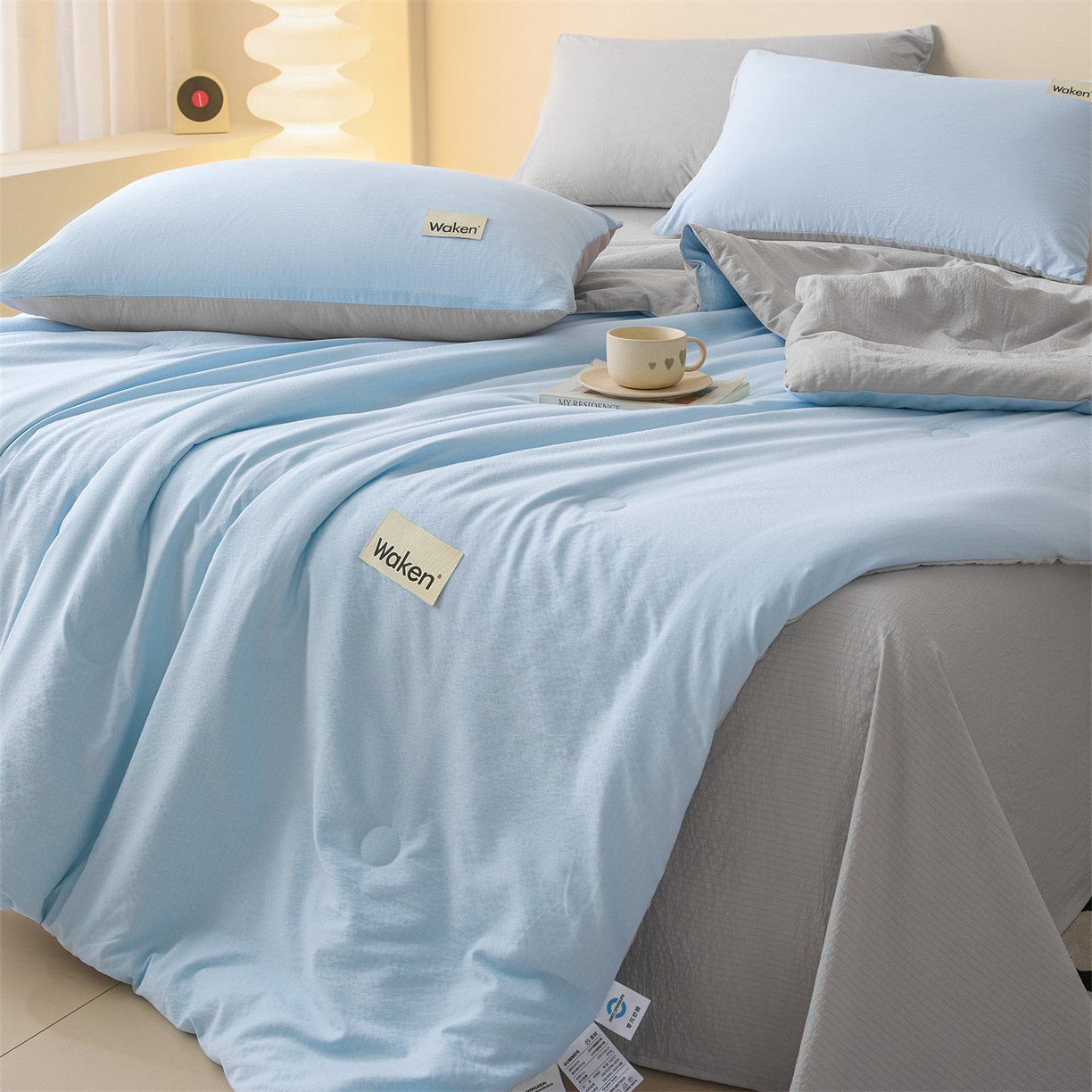 91家纺网 家纺一手货源 找家纺 盛秋家纺 2026新款皱皱纱贴标夏被-杰克 天空蓝+山灰