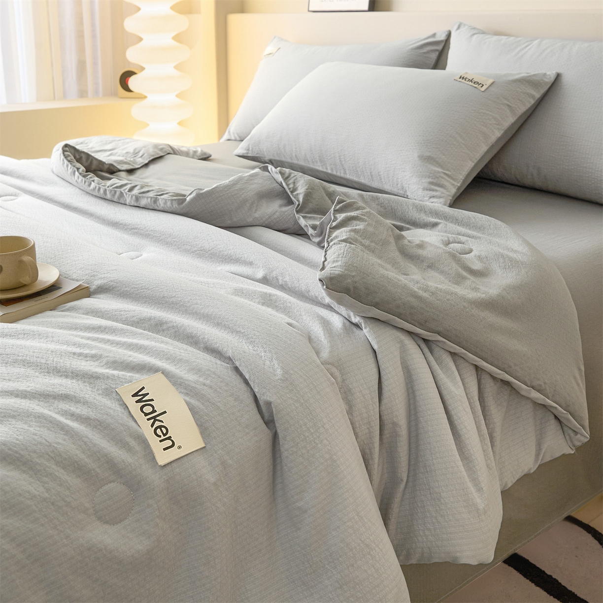 91家纺网 家纺一手货源 找家纺 盛秋家纺 2026新款皱皱纱贴标夏被-杰克 山灰+中灰