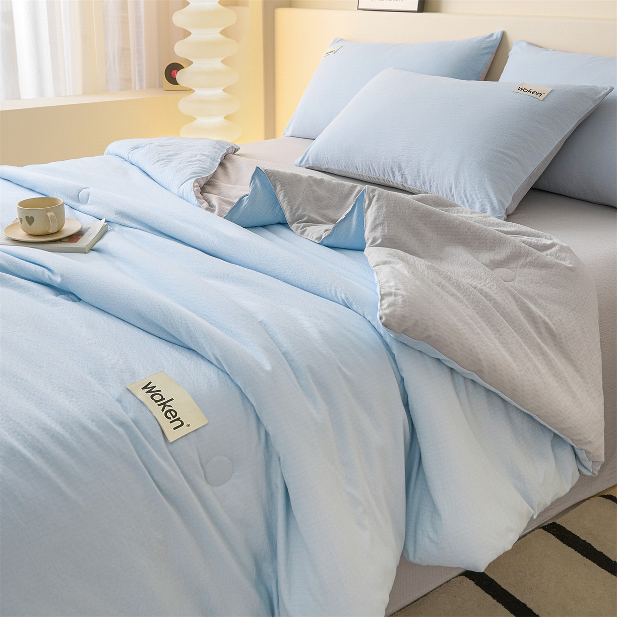 91家纺网 家纺一手货源 找家纺 盛秋家纺 2026新款皱皱纱贴标夏被-杰克 天空蓝+山灰