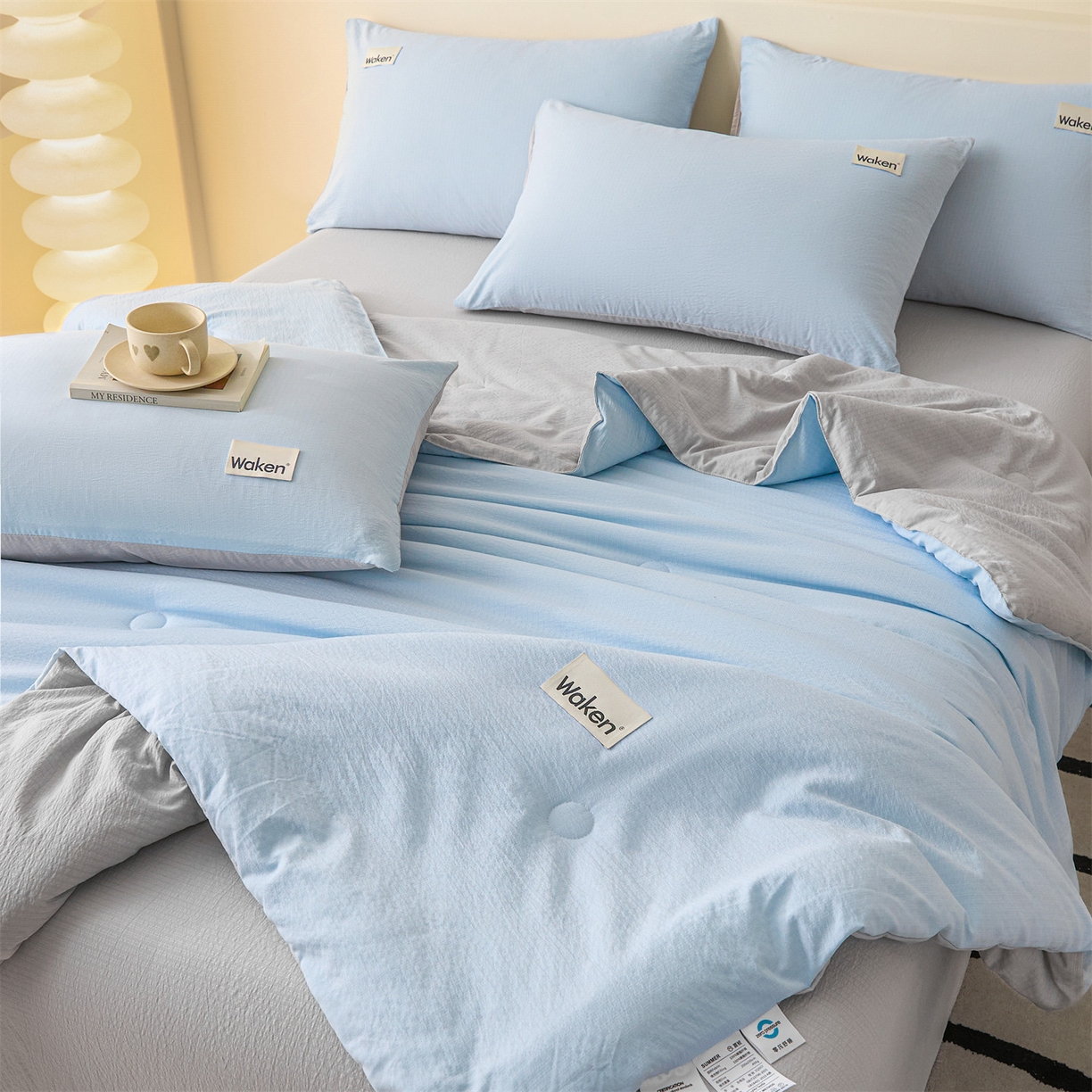 91家纺网 家纺一手货源 找家纺 盛秋家纺 2026新款皱皱纱贴标夏被-杰克 天空蓝+山灰