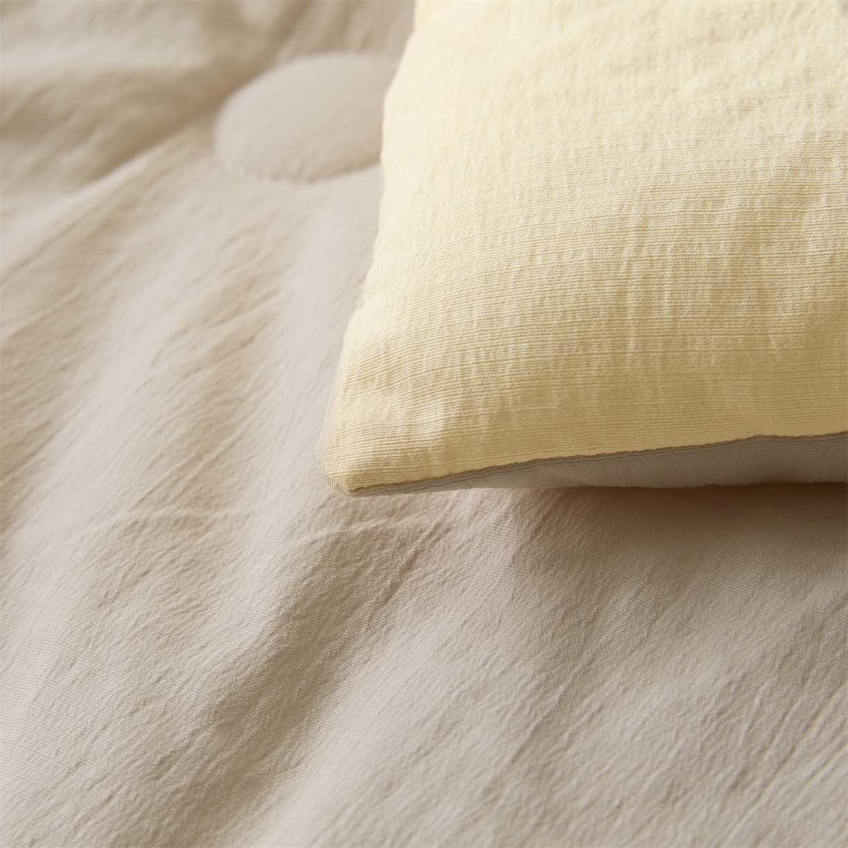 91家纺网 家纺一手货源 找家纺 盛秋家纺 2026新款皱皱纱贴标夏被-杰克 奶黄+梧桐杏