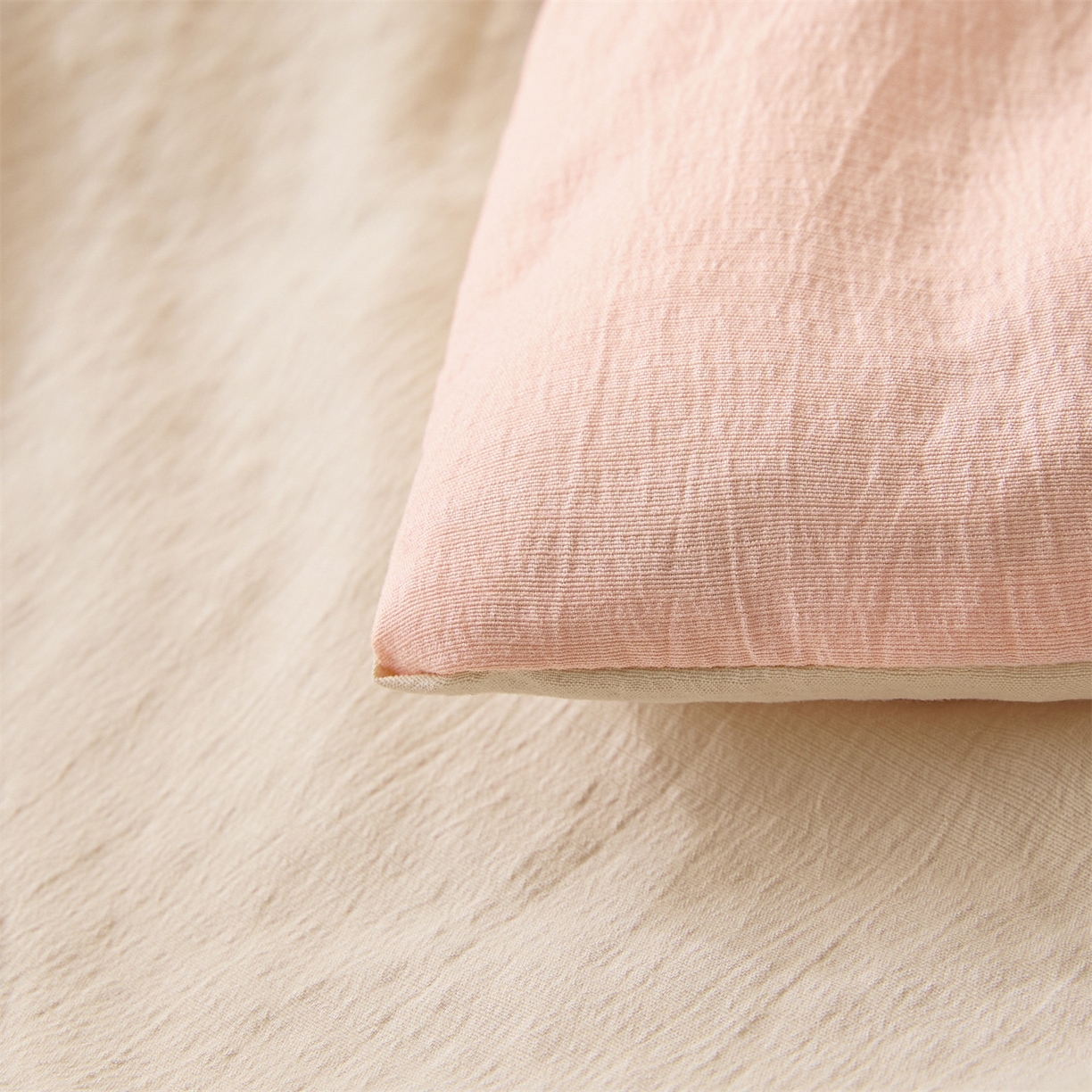 91家纺网 家纺一手货源 找家纺 盛秋家纺 2026新款皱皱纱贴标夏被-杰克 奶油粉+梧桐杏