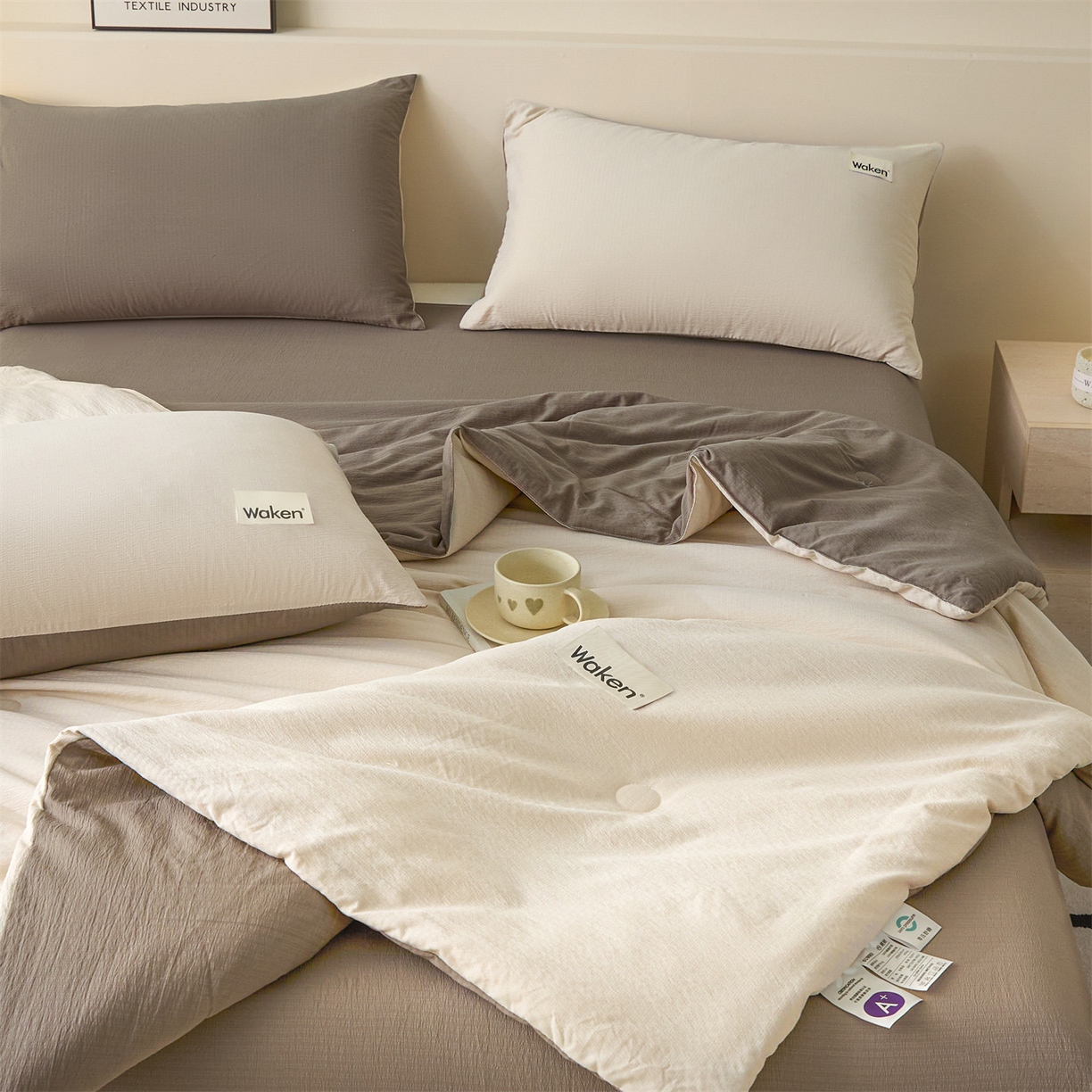 91家纺网 家纺一手货源 找家纺 盛秋家纺 2026新款皱皱纱贴标夏被-杰克 梧桐杏+深咖