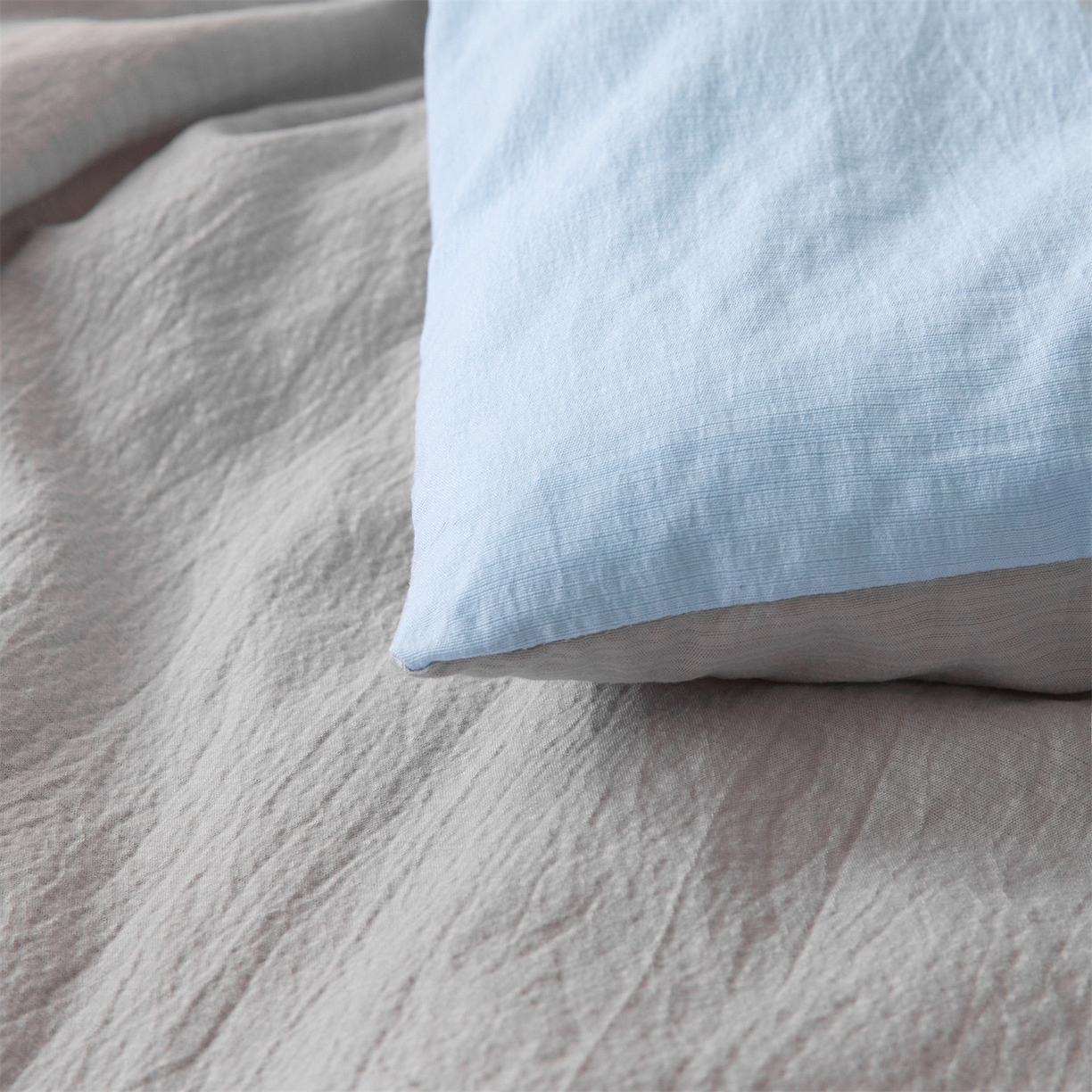 91家纺网 家纺一手货源 找家纺 盛秋家纺 2026新款皱皱纱贴标夏被-杰克 天空蓝+山灰