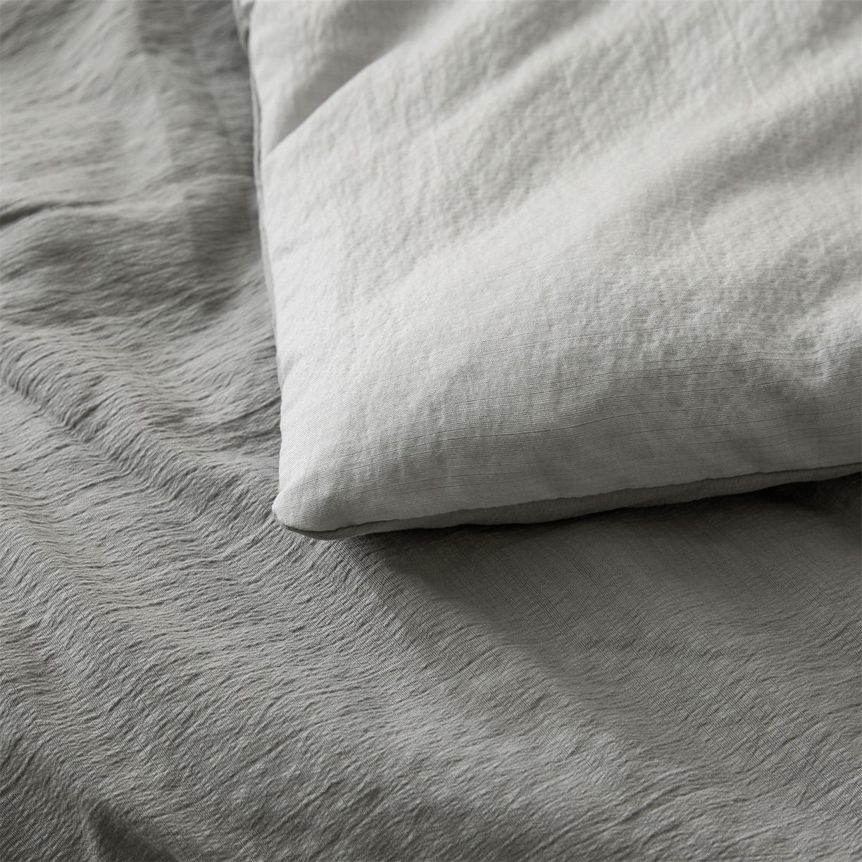 91家纺网 家纺一手货源 找家纺 盛秋家纺 2026新款皱皱纱贴标夏被-杰克 山灰+中灰