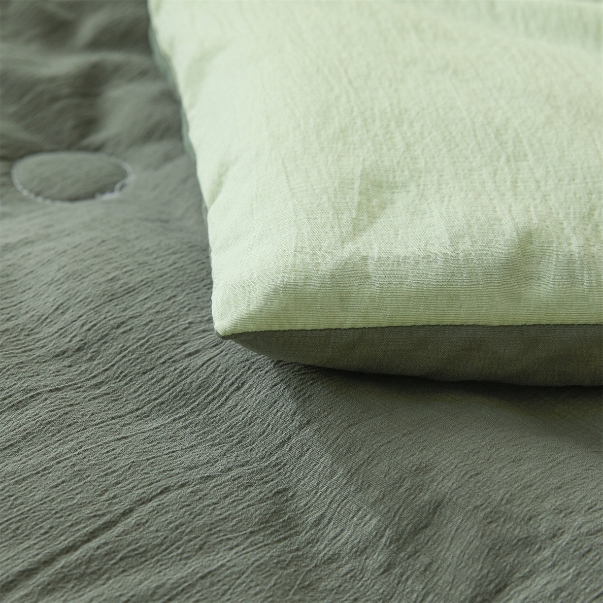 91家纺网 家纺一手货源 找家纺 盛秋家纺 2026新款皱皱纱贴标夏被-杰克 清新绿+军绿