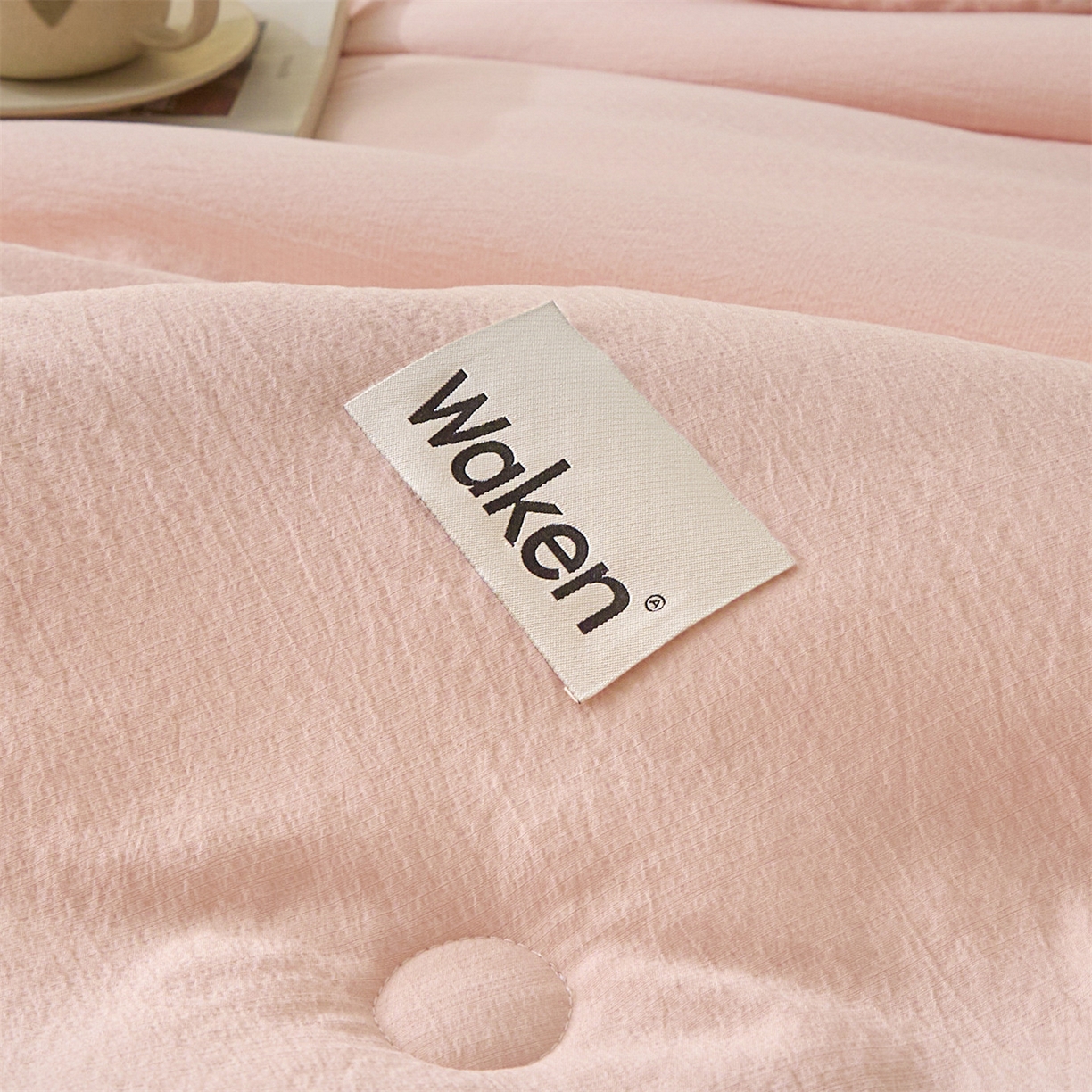 91家纺网 家纺一手货源 找家纺 盛秋家纺 2026新款皱皱纱贴标夏被-杰克 奶油粉+梧桐杏