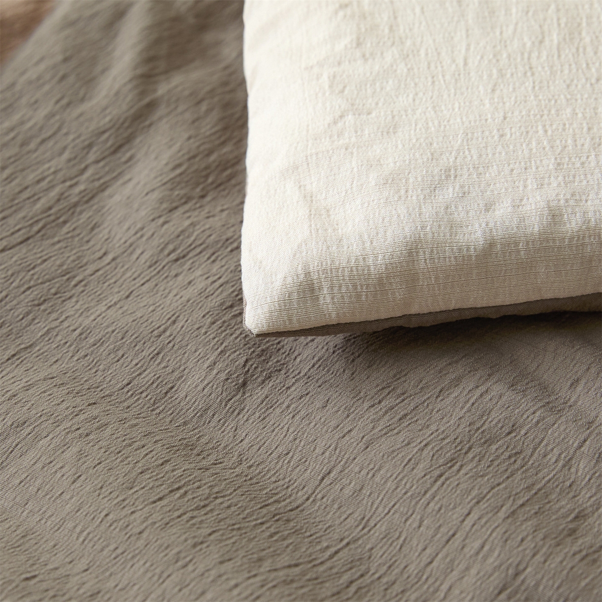 91家纺网 家纺一手货源 找家纺 盛秋家纺 2026新款皱皱纱贴标夏被-杰克 梧桐杏+深咖