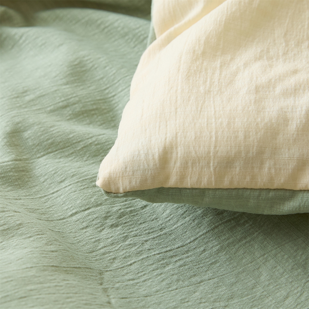 91家纺网 家纺一手货源 找家纺 盛秋家纺 2026新款皱皱纱贴标夏被-杰克 奶昔白+麦绿