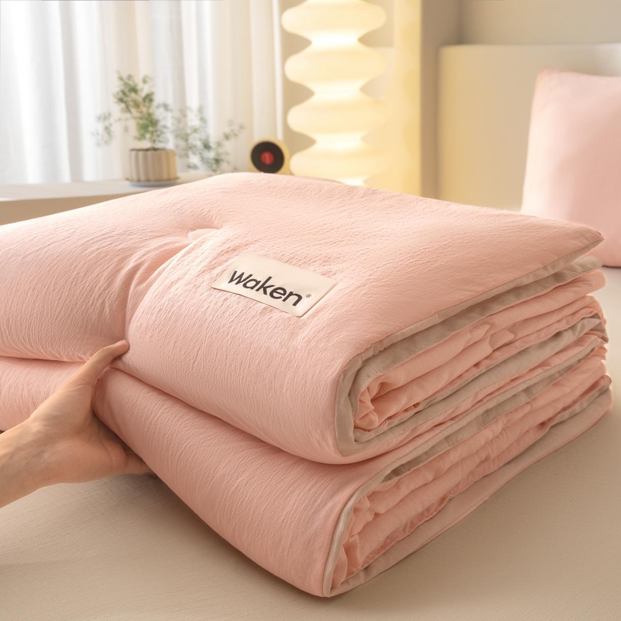 91家纺网 家纺一手货源 找家纺 盛秋家纺 2026新款皱皱纱贴标夏被-杰克 奶油粉+梧桐杏