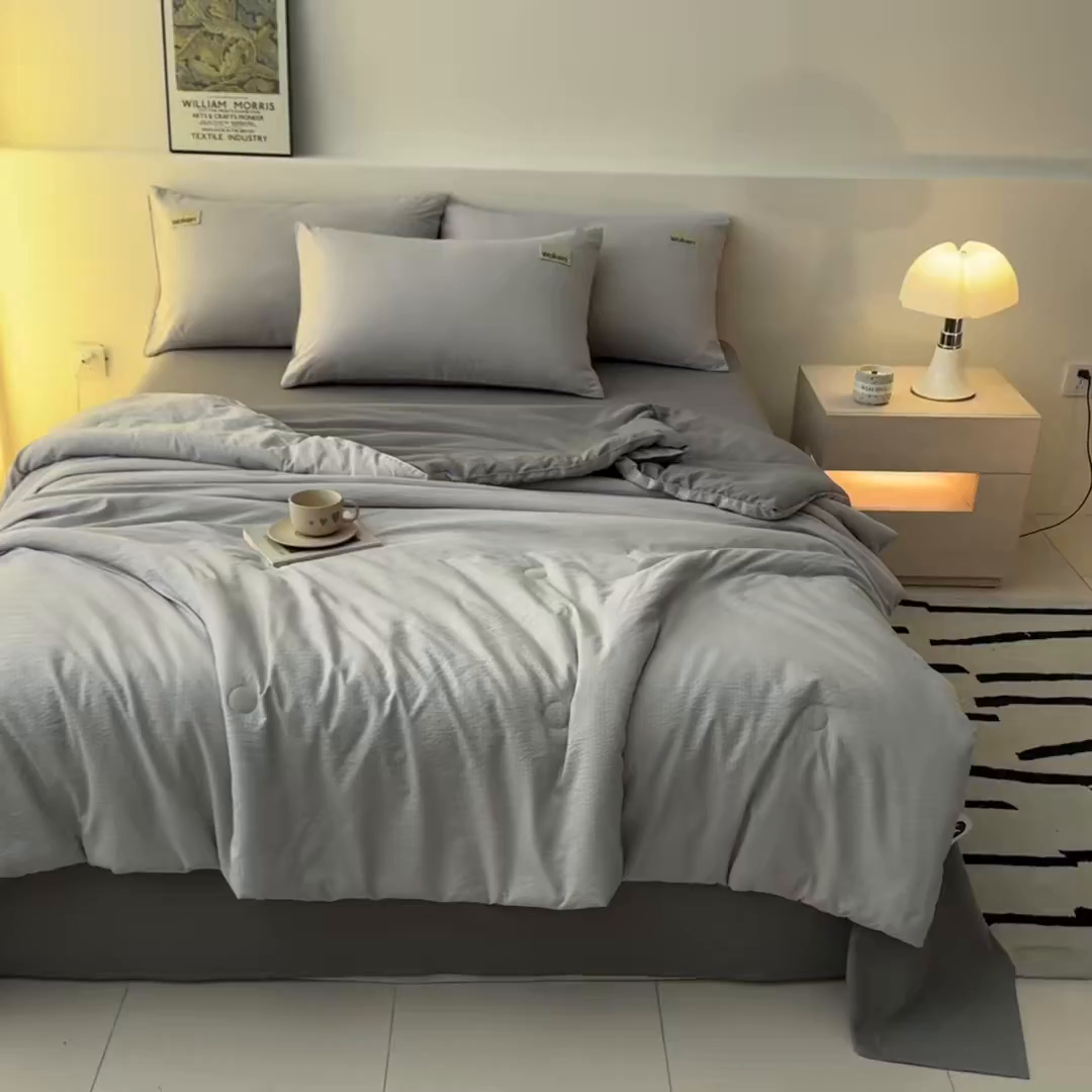 91家纺网 家纺一手货源 找家纺 盛秋家纺 2026新款皱皱纱贴标夏被-杰克 山灰+中灰