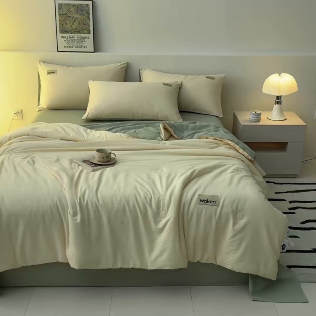 91家纺网 家纺一手货源 找家纺 盛秋家纺 2026新款皱皱纱贴标夏被-杰克 奶昔白+麦绿