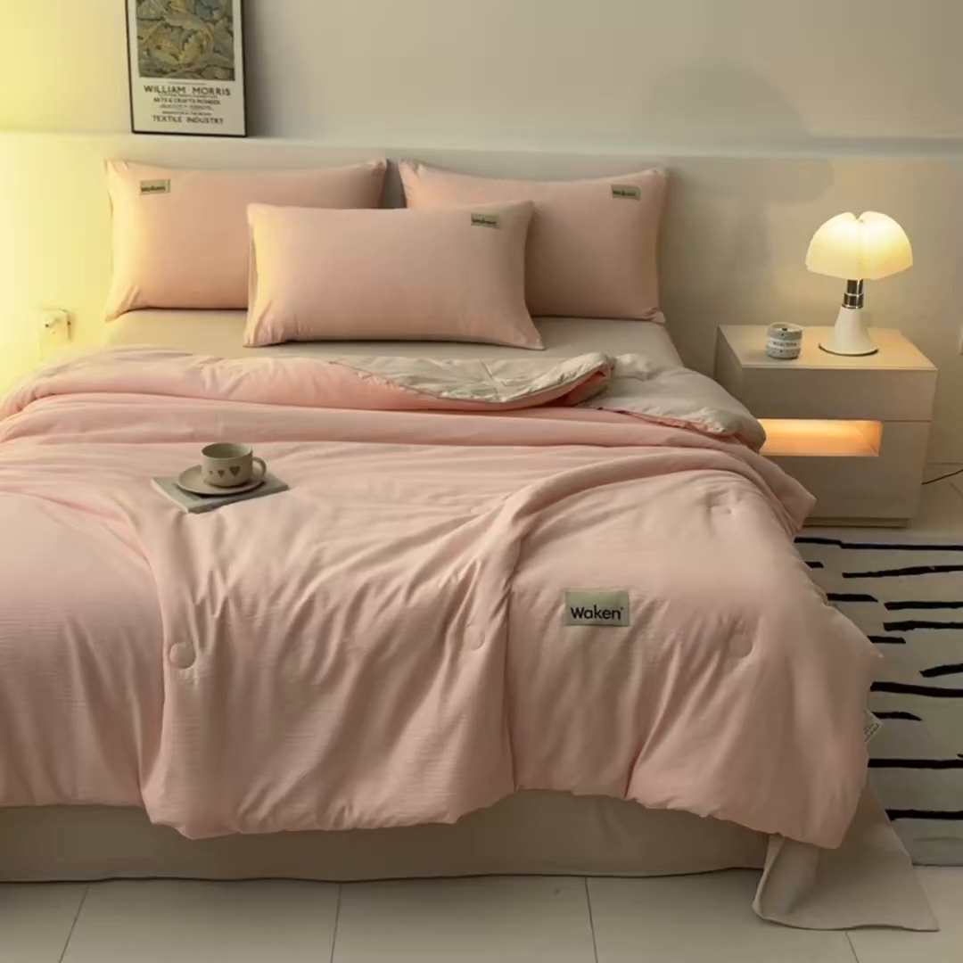 91家纺网 家纺一手货源 找家纺 盛秋家纺 2026新款皱皱纱贴标夏被-杰克 奶油粉+梧桐杏