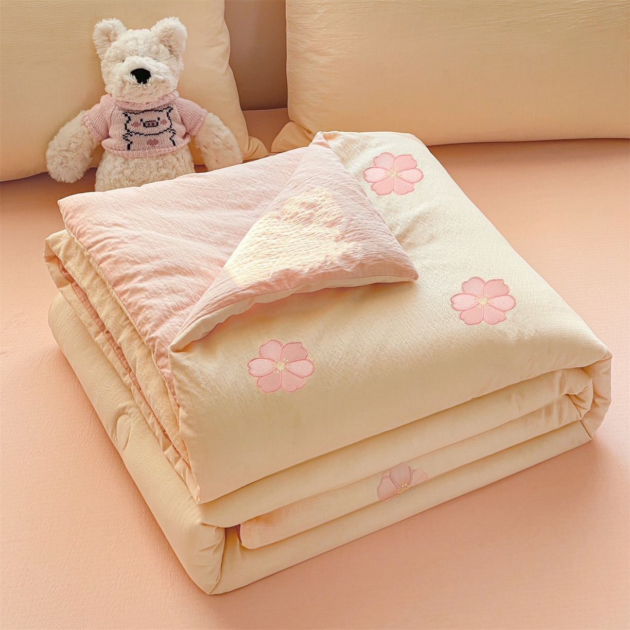 91家纺网 家纺一手货源 找家纺 盛秋家纺 2026新款皱皱纱散点绣夏被-妮可 花朵奶昔白