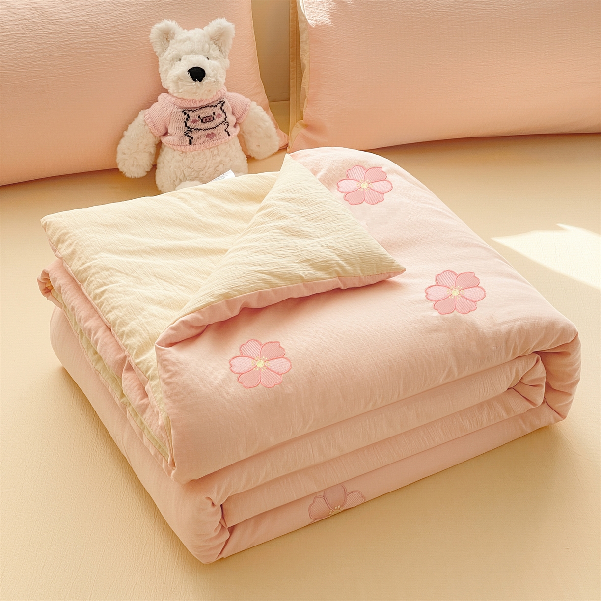 91家纺网 家纺一手货源 找家纺 盛秋家纺 2026新款皱皱纱散点绣夏被-妮可 花朵奶油粉