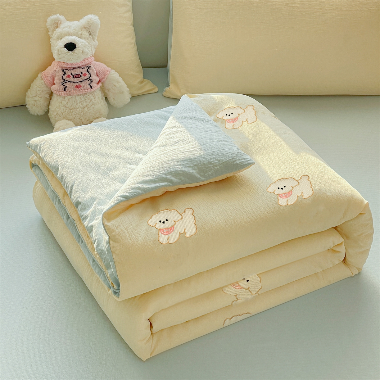 91家纺网 家纺一手货源 找家纺 盛秋家纺 2026新款皱皱纱散点绣夏被-妮可 小狗奶昔白