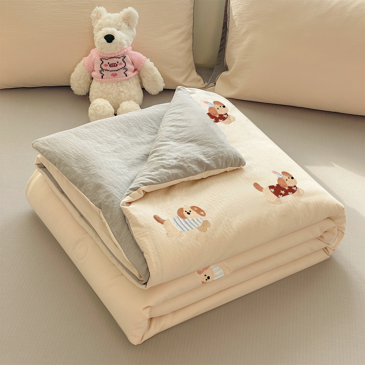 91家纺网 家纺一手货源 找家纺 盛秋家纺 2026新款皱皱纱散点绣夏被-妮可 腊肠狗梧桐杏