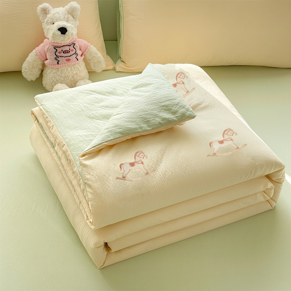 91家纺网 家纺一手货源 找家纺 盛秋家纺 2026新款皱皱纱散点绣夏被-妮可 小马奶黄