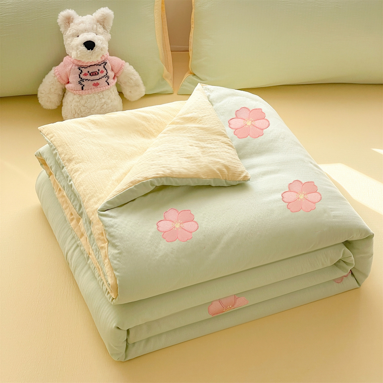 91家纺网 家纺一手货源 找家纺 盛秋家纺 2026新款皱皱纱散点绣夏被-妮可 花朵清新绿