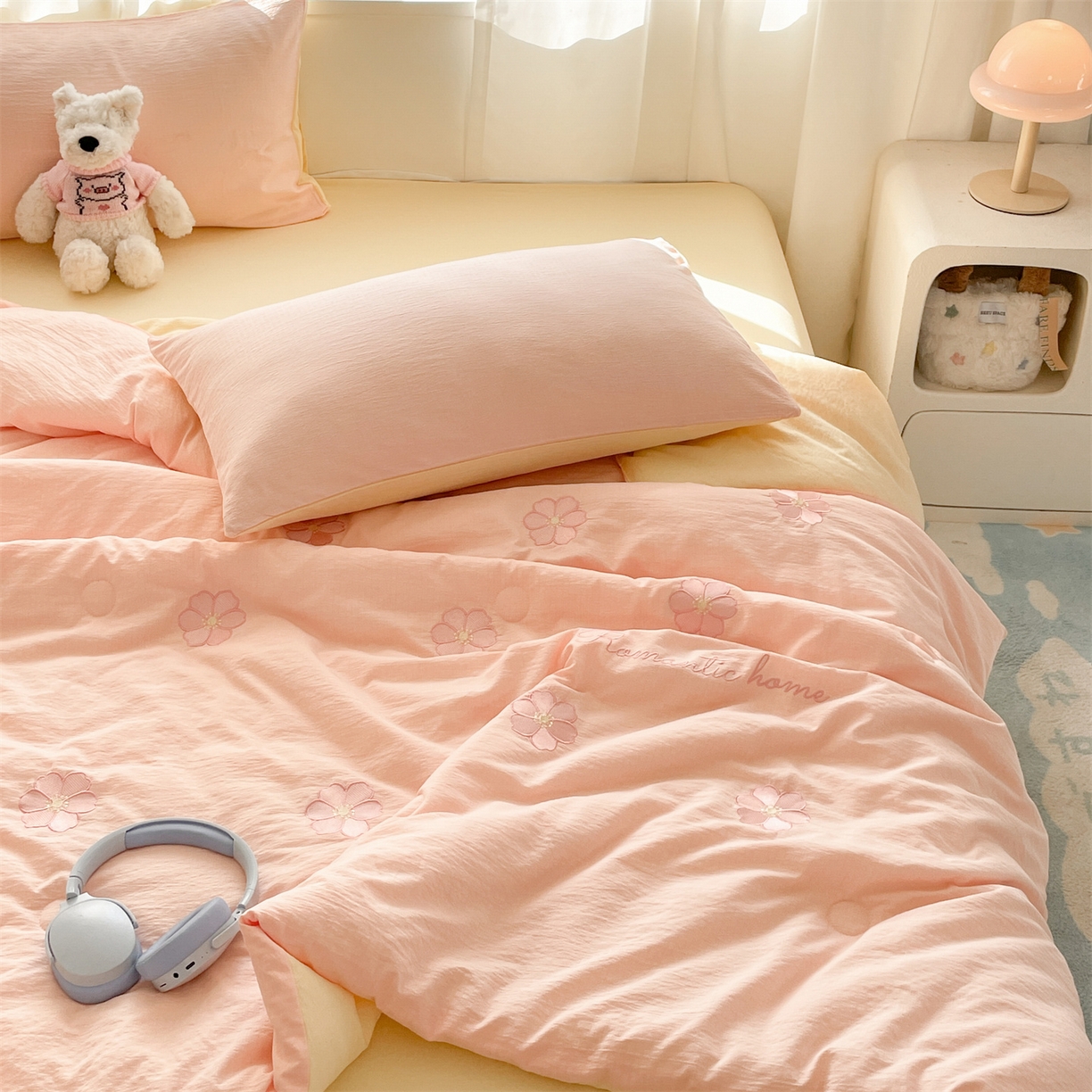 91家纺网 家纺一手货源 找家纺 盛秋家纺 2026新款皱皱纱散点绣夏被-妮可 花朵奶油粉