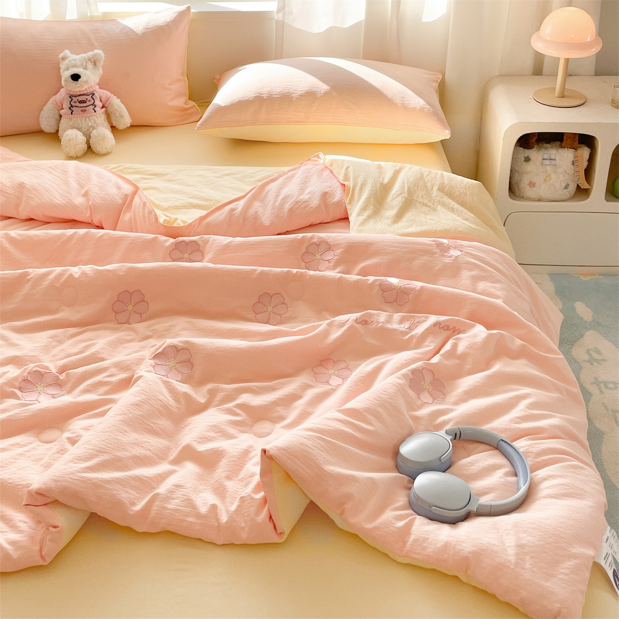 91家纺网 家纺一手货源 找家纺 盛秋家纺 2026新款皱皱纱散点绣夏被-妮可 花朵奶油粉