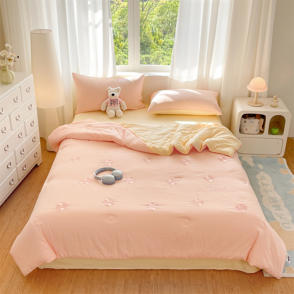 91家纺网 家纺一手货源 找家纺 盛秋家纺 2026新款皱皱纱散点绣夏被-妮可 花朵奶油粉