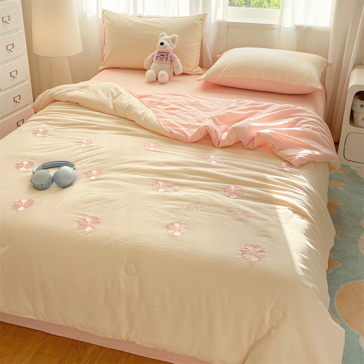 91家纺网 家纺一手货源 找家纺 盛秋家纺 2026新款皱皱纱散点绣夏被-妮可 花朵奶昔白