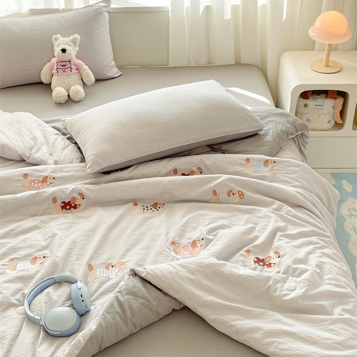 91家纺网 家纺一手货源 找家纺 盛秋家纺 2026新款皱皱纱散点绣夏被-妮可 腊肠狗山灰