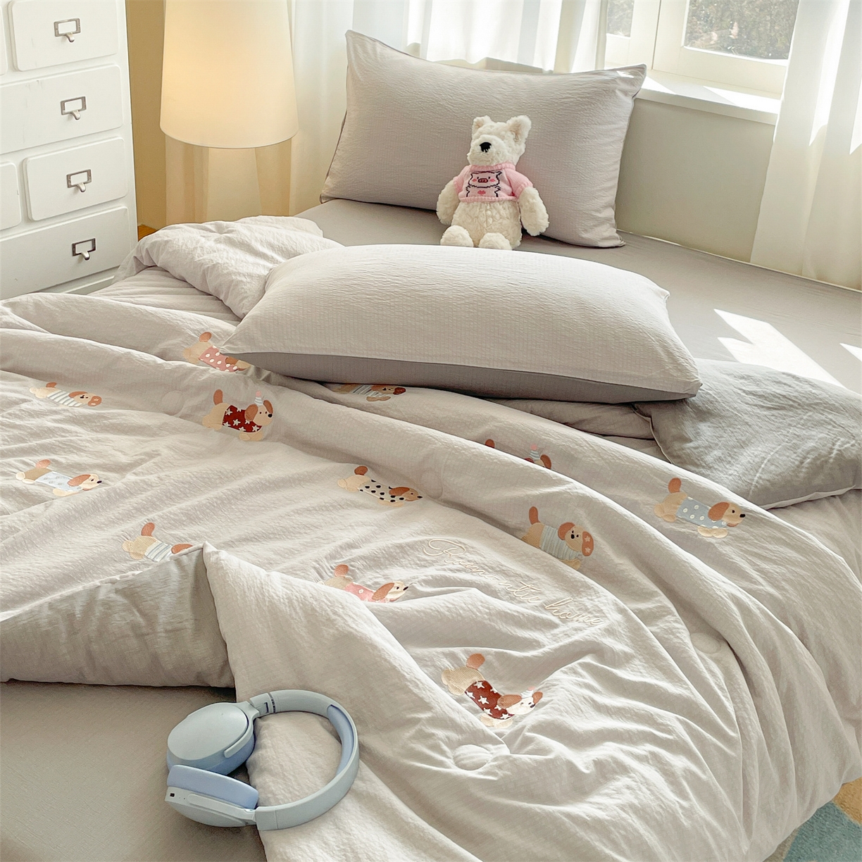 91家纺网 家纺一手货源 找家纺 盛秋家纺 2026新款皱皱纱散点绣夏被-妮可 腊肠狗山灰