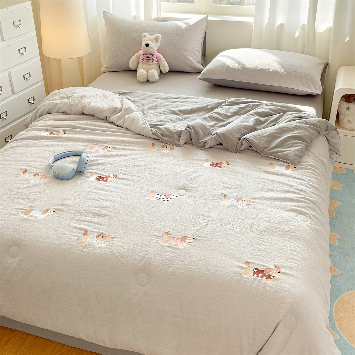 91家纺网 家纺一手货源 找家纺 盛秋家纺 2026新款皱皱纱散点绣夏被-妮可 腊肠狗山灰