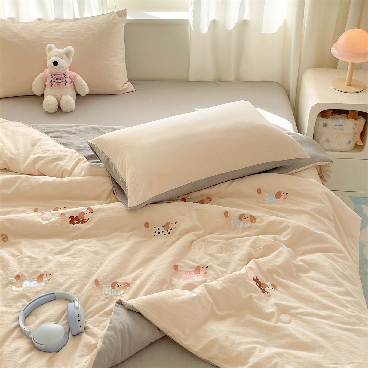 91家纺网 家纺一手货源 找家纺 盛秋家纺 2026新款皱皱纱散点绣夏被-妮可 腊肠狗梧桐杏