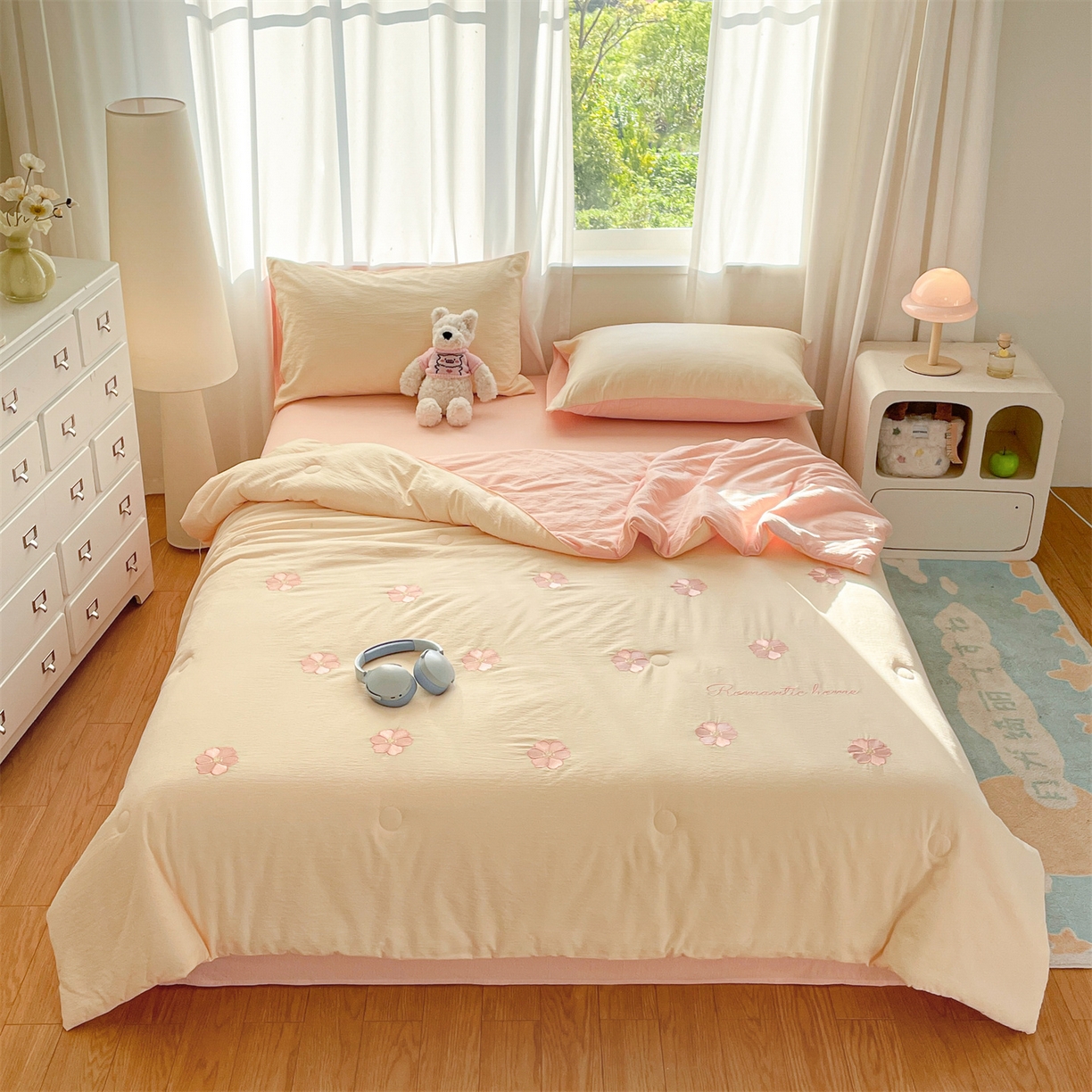 91家纺网 家纺一手货源 找家纺 盛秋家纺 2026新款皱皱纱散点绣夏被-妮可 花朵奶昔白