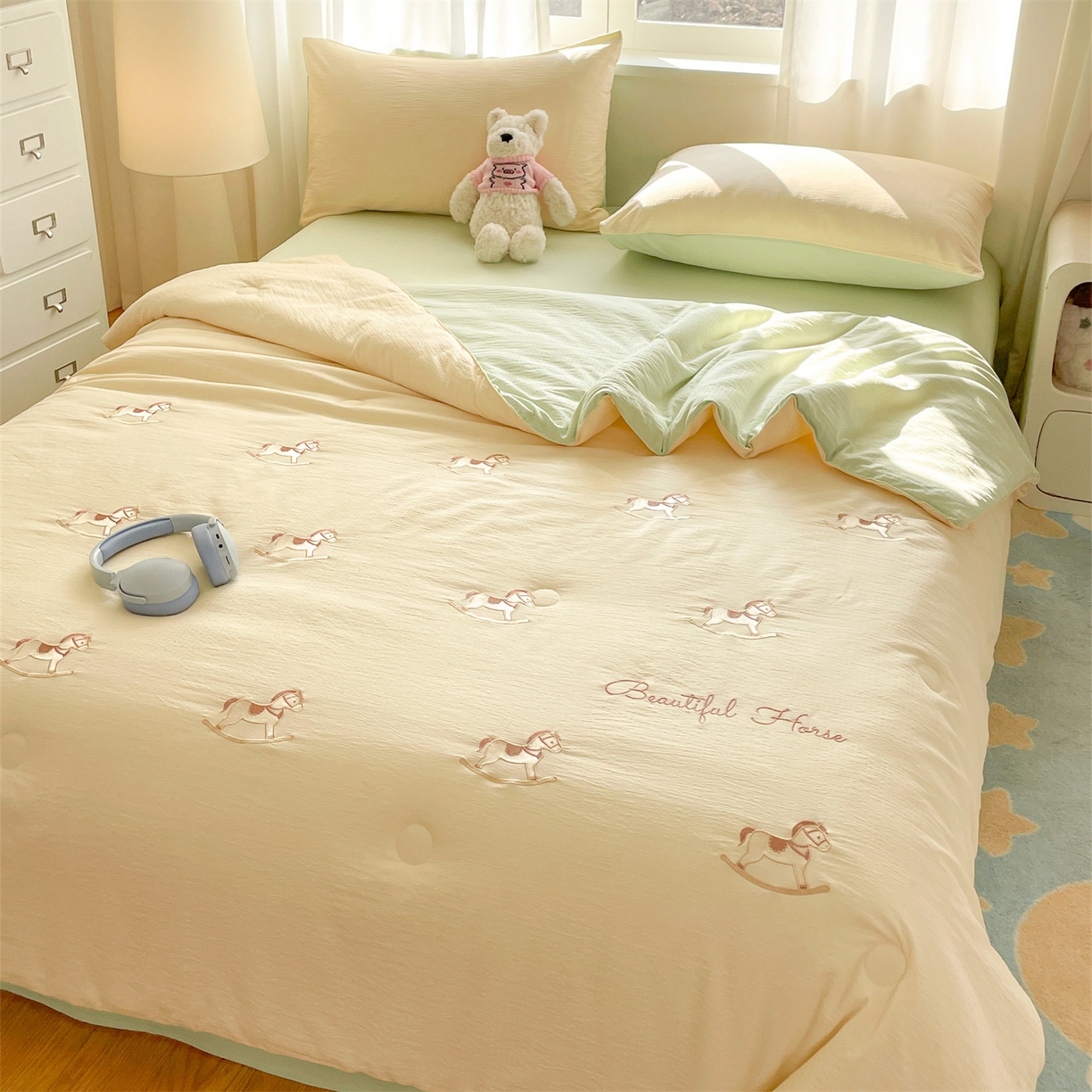 91家纺网 家纺一手货源 找家纺 盛秋家纺 2026新款皱皱纱散点绣夏被-妮可 小马奶黄