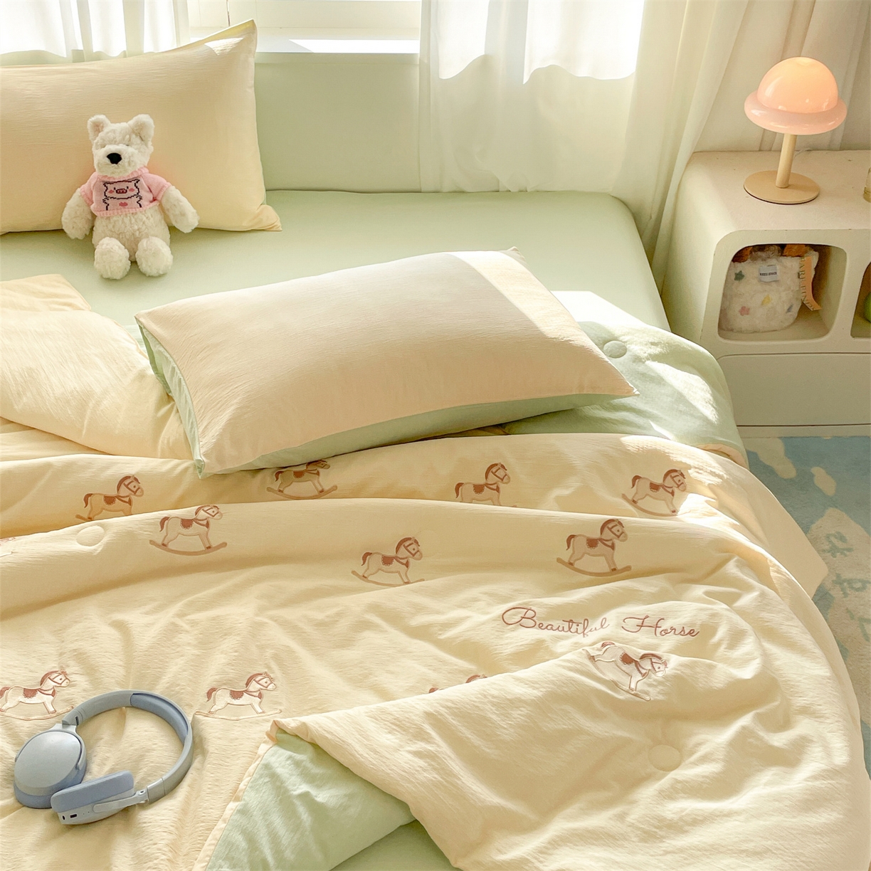 91家纺网 家纺一手货源 找家纺 盛秋家纺 2026新款皱皱纱散点绣夏被-妮可 小马奶黄