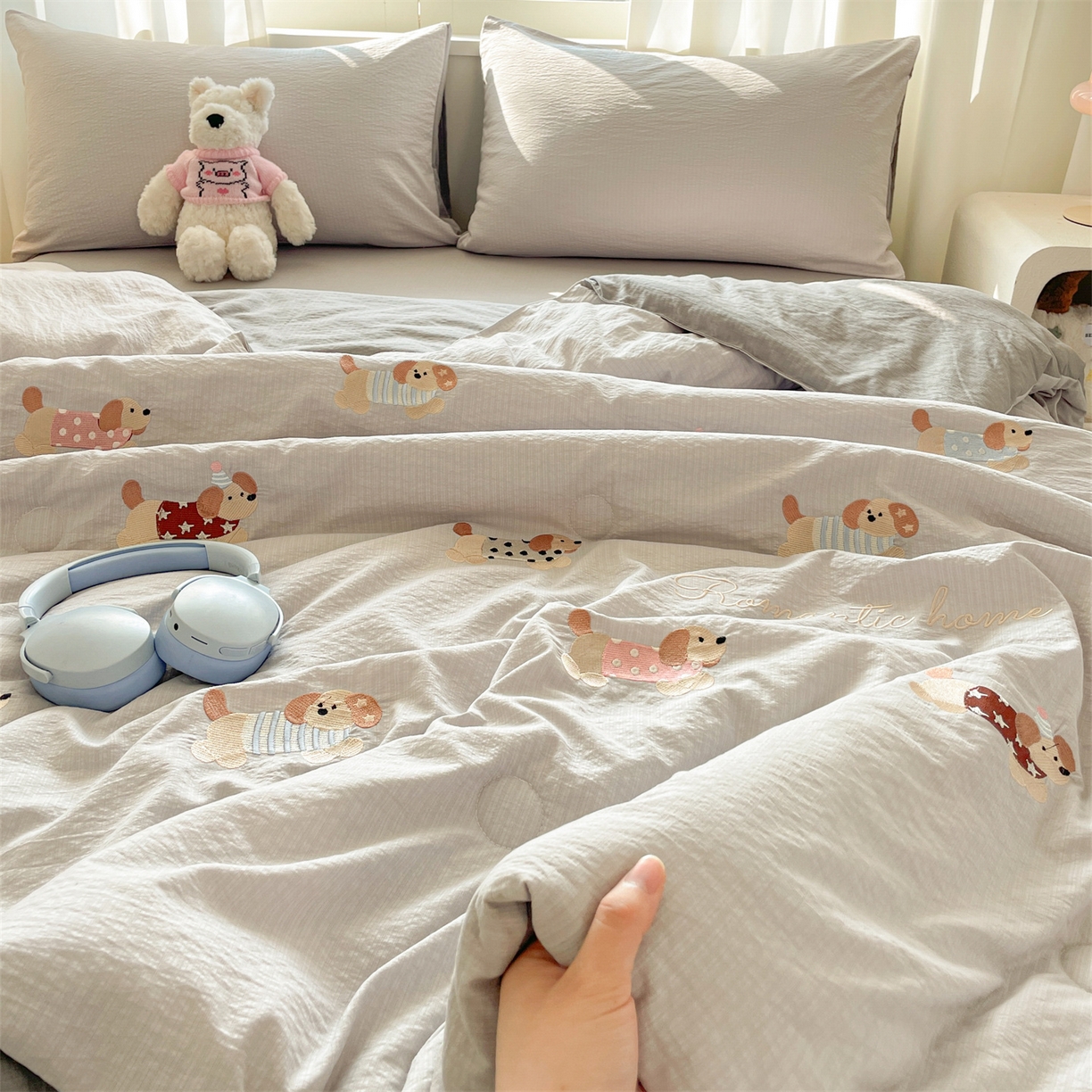 91家纺网 家纺一手货源 找家纺 盛秋家纺 2026新款皱皱纱散点绣夏被-妮可 腊肠狗山灰