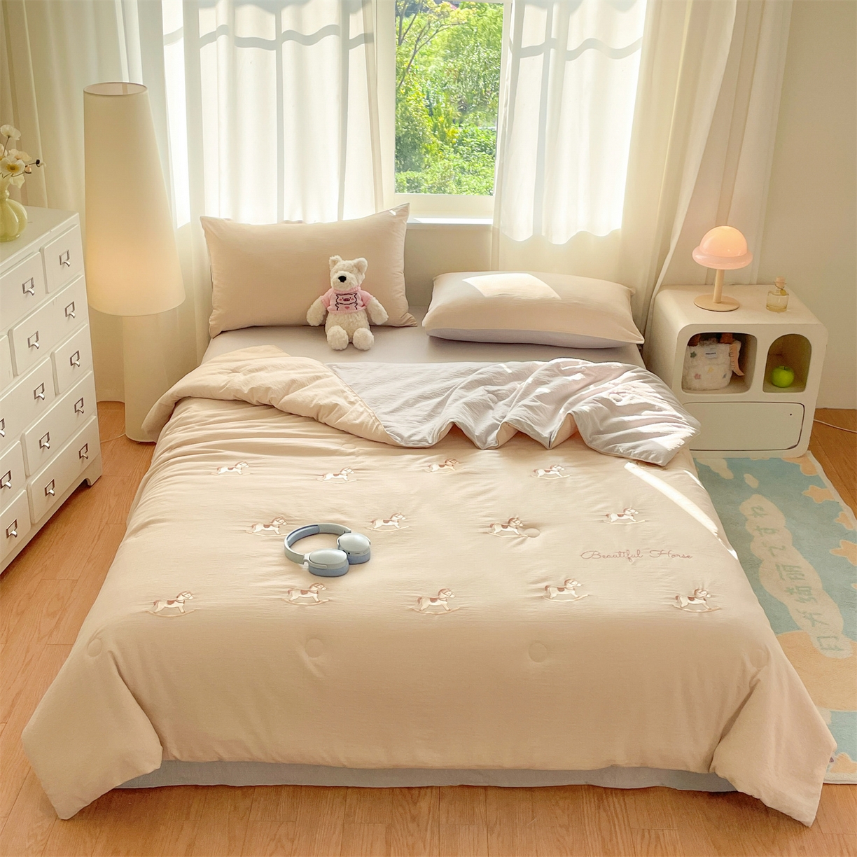 91家纺网 家纺一手货源 找家纺 盛秋家纺 2026新款皱皱纱散点绣夏被-妮可 小马梧桐杏