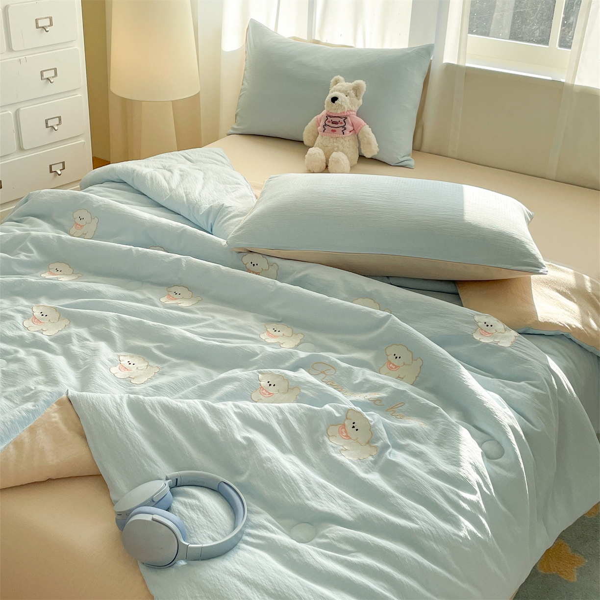 91家纺网 家纺一手货源 找家纺 盛秋家纺 2026新款皱皱纱散点绣夏被-妮可 小狗天空蓝