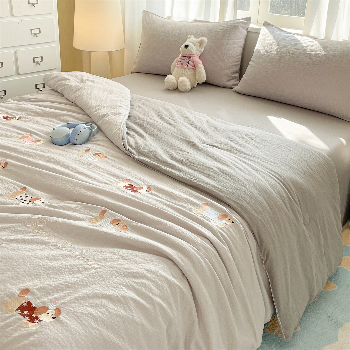 91家纺网 家纺一手货源 找家纺 盛秋家纺 2026新款皱皱纱散点绣夏被-妮可 腊肠狗山灰